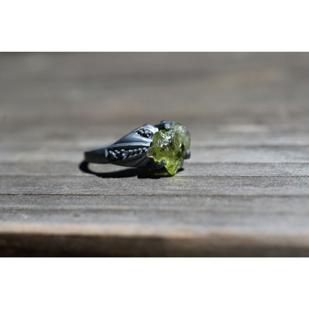 Peridot Ring, unique raw stone ring, natural gemstone ring, anniversary ring - Picture 5 of 6